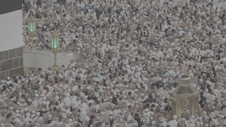 حشد من الحجاج في الحرم المكي، لقطة من الأعلى.