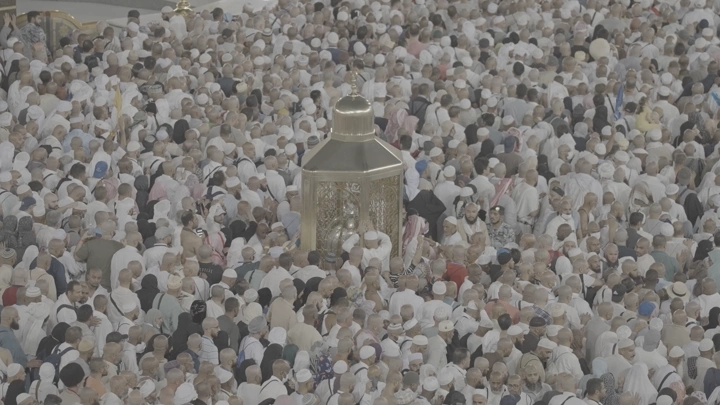 حشد من الحجاج في الحرم المكي، لقطة علوية.