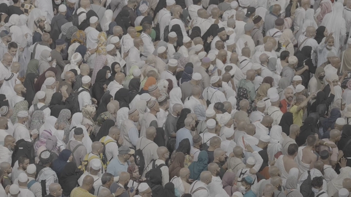 حشد من الحجاج في الحرم المكي، لقطة من الأعلى.