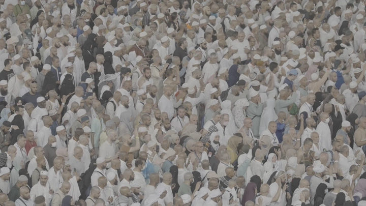 حشد من الحجاج في الحرم المكي، لقطة علوية.