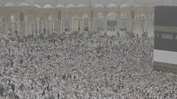 الكعبة المشرفة مع حشود من الحجاج في الحرم المكي، لقطة علوية.