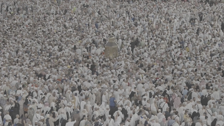 جموع من الحجاج في الحرم المكي، لقطة جوية.