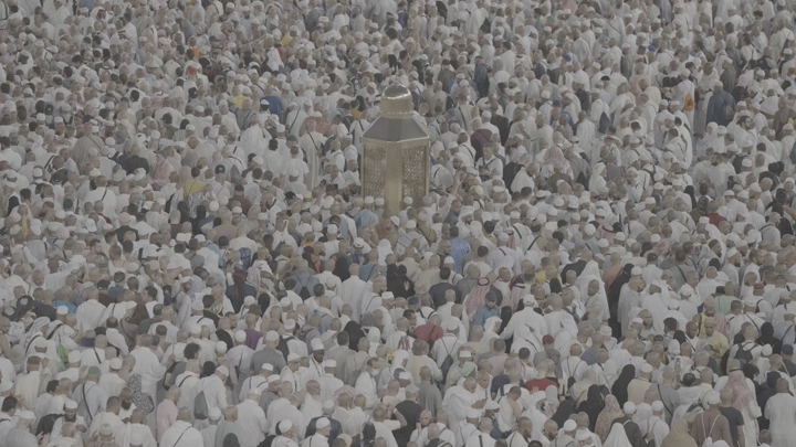 حشد من الناس في الحرم المكي، لقطة من الأعلى.