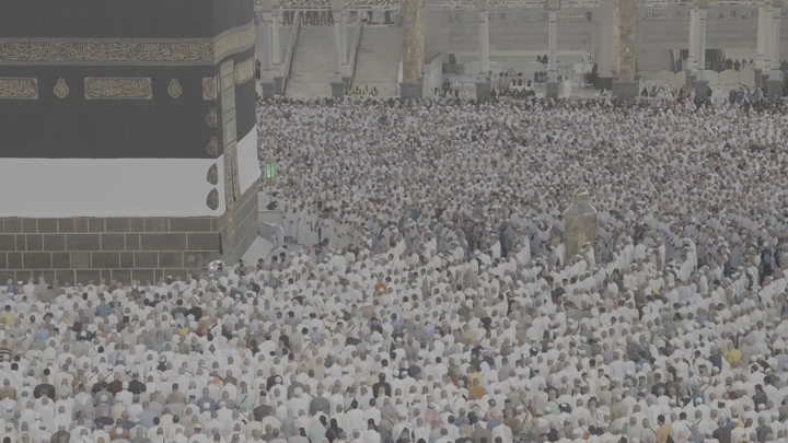 الحجاج يطوفون حول الكعبة في مكة، لقطة جوية.