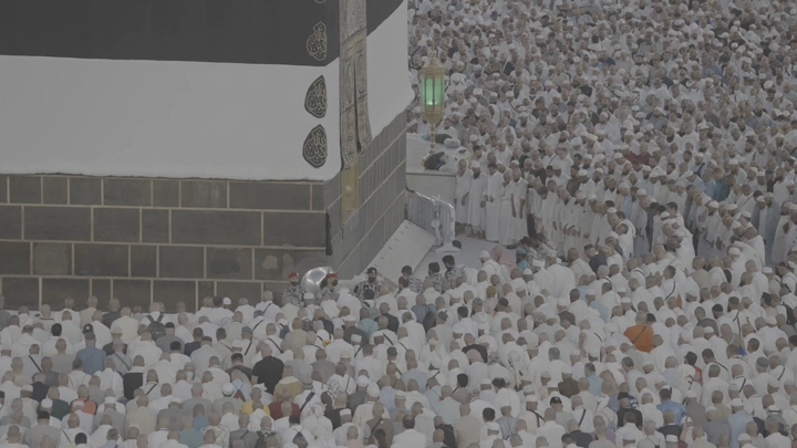 الحجاج يطوفون حول الكعبة في المسجد الحرام، لقطة جوية.