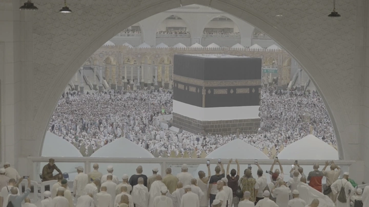 الكعبة المشرفة في المسجد الحرام بمكة، لقطة من الداخل.