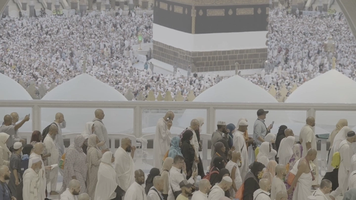 الحجاج يطوفون حول الكعبة في مكة، لقطة من الأعلى.