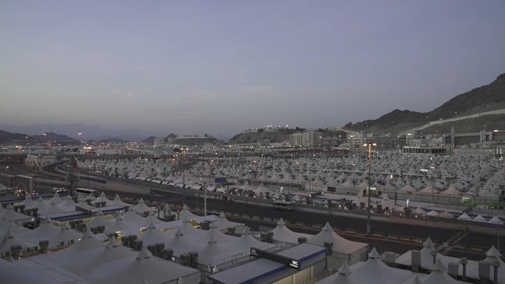 خيام منى في المساء، لقطة جوية.