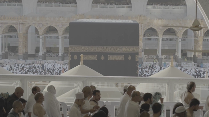 الكعبة المشرفة في المسجد الحرام بمكة، لقطة من مستوى الأرض.