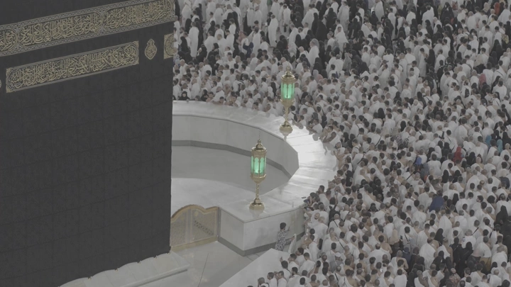 الكعبة المشرفة محاطة بالحجاج في المسجد الحرام، لقطة جوية.