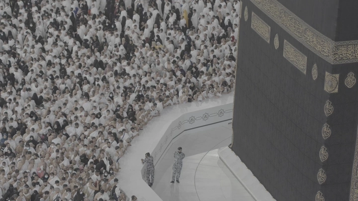 الكعبة المشرفة مع حشود من المصلين في الحرم المكي، منظر علوي.
