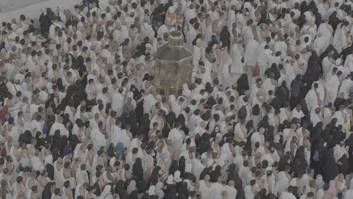 حشد من الحجاج في الحرم المكي، لقطة علوية.