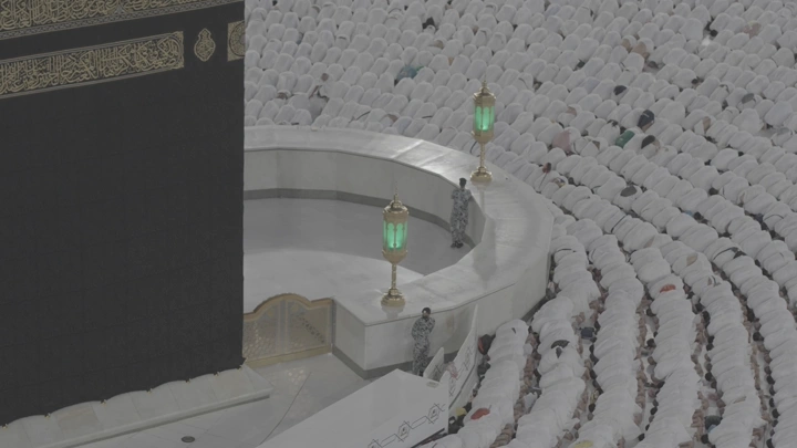 الكعبة المشرفة في المسجد الحرام بمكة، لقطة من الأعلى.