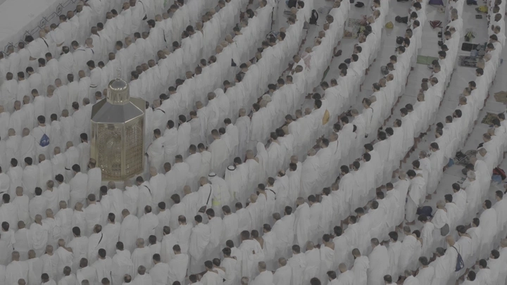 مجموعة من المصلين في الحرم المكي، لقطة علوية.