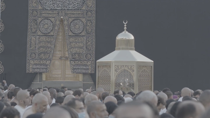 باب الكعبة ومقام إبراهيم في الحرم المكي، لقطة نهارية.