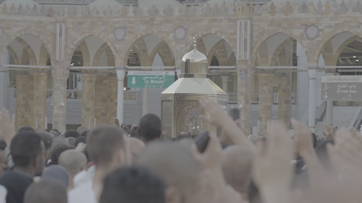 حشد من الناس في الحرم المكي، لقطة نهارية.