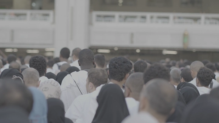 حشد من الناس في الحرم المكي، لقطة من الخلف.