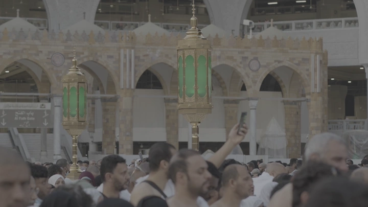 حشد من الناس في الحرم المكي، لقطة نهارية.