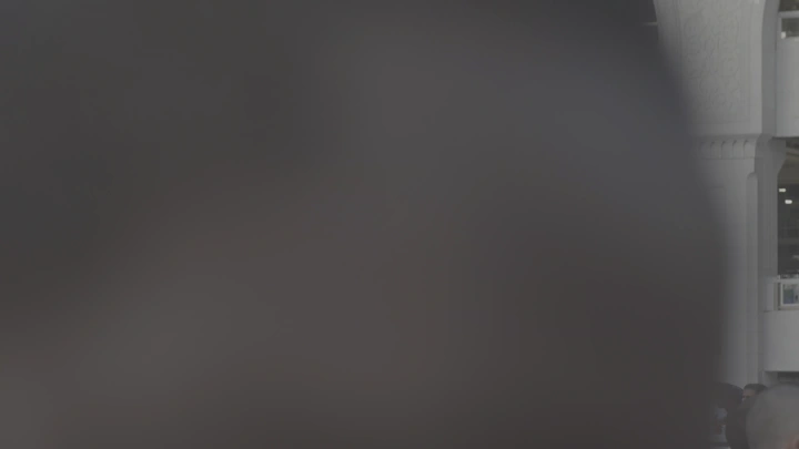 جزء من مبنى الحرم في الخلفية، لقطة جانبية.