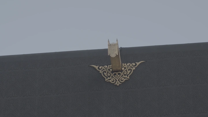 جزء من الكعبة المشرفة مع زخرفة ذهبية، لقطة قريبة.