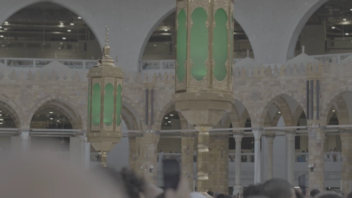 فوانيس ذهبية في الحرم المكي، لقطة قريبة.