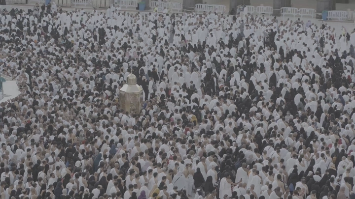 الكعبة وسط الحرم المكي مع حشود من المصلين، لقطة جوية.