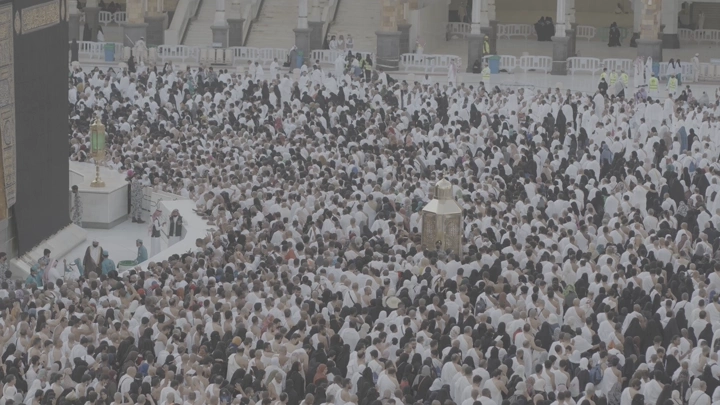 حشد من المصلين في الحرم المكي خلال النهار، لقطة جوية.