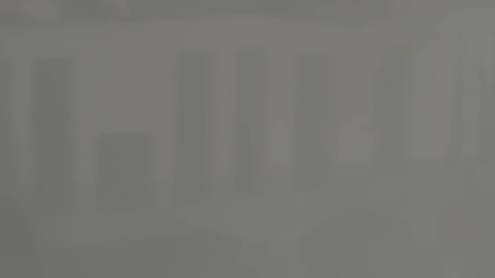 الكعبة وسط الحرم المكي مع حشود من المصلين، لقطة جوية.