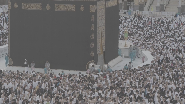 الكعبة وسط الحرم المكي مع حشود من المصلين، لقطة جوية.