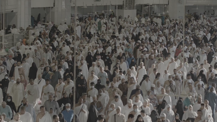 Crowd of people in the Grand Mosque during the day, overhead shot.