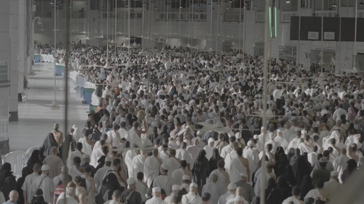 حشود من الحجاج في الحرم المكي، لقطة من الأعلى.