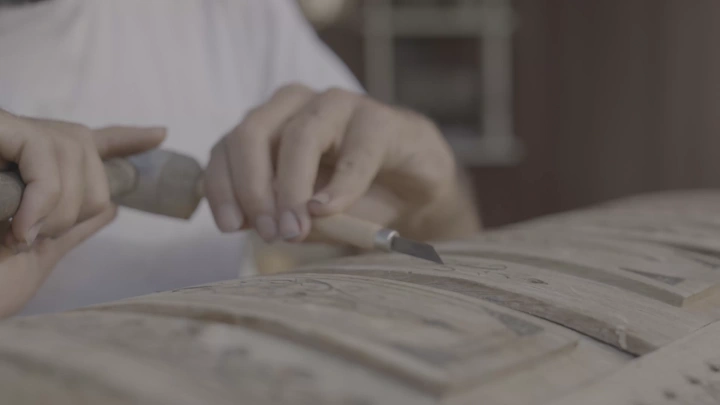 نجار يعمل على نحت الخشب في ورشة، لقطة مقربة.