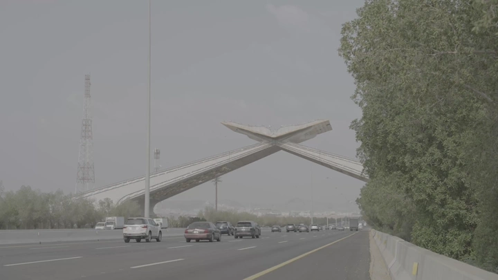 بوابة ضخمة على طريق سريع، لقطة نهارية.