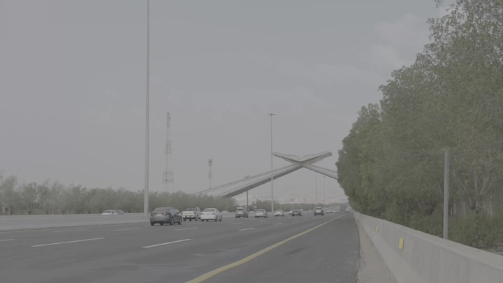 بوابة مكة على الطريق السريع تحت السماء الغائمة، لقطة نهارية.