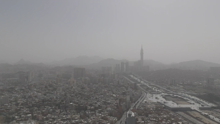 منظر جوي لمكة المكرمة في يوم غائم، لقطة جوية