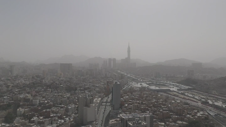 منظر جوي لمكة المكرمة مع برج الساعة في الخلفية، لقطة نهارية.