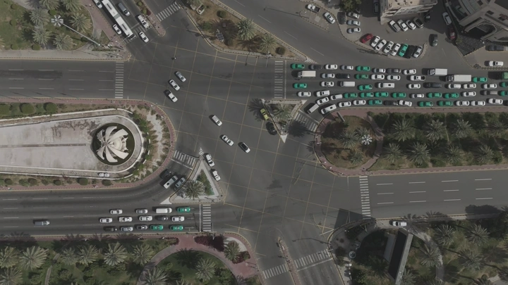 تقاطع طرق مزدحم في مكة، لقطة جوية.