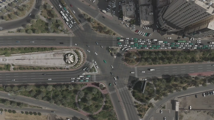 تقاطع طرق مزدحم في مكة، لقطة جوية.