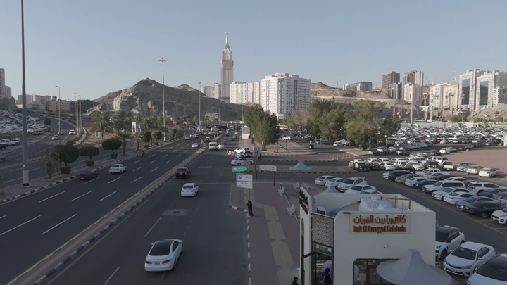 مدينة مكة مع برج الساعة في الخلفية، لقطة جوية.