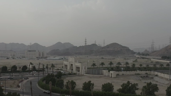 مدخل جامعة أم القرى في مكة المكرمة، لقطة جوية نهارية.