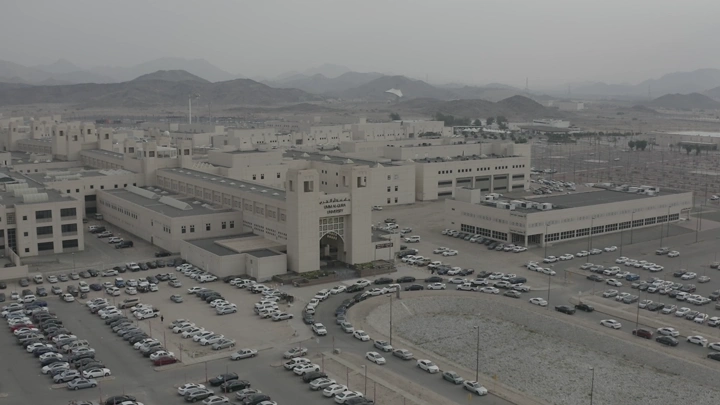 جامعة كبيرة في منطقة جبلية، لقطة جوية.