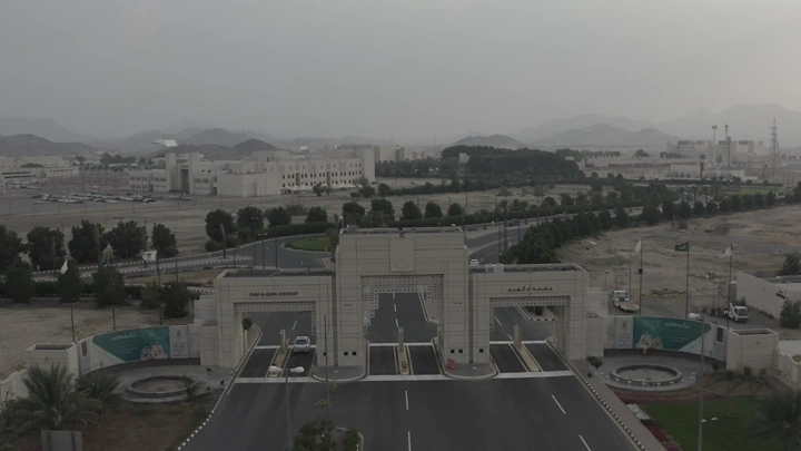 مدخل جامعة أم القرى في مكة المكرمة، لقطة جوية.