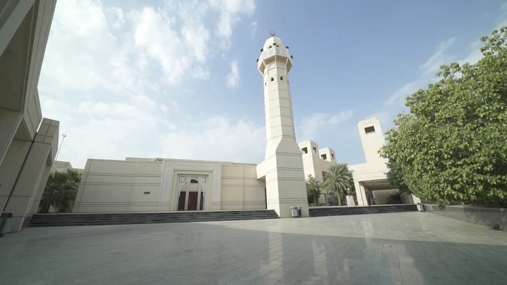 مسجد في حرم جامعي تحت سماء صافية، لقطة واسعة.