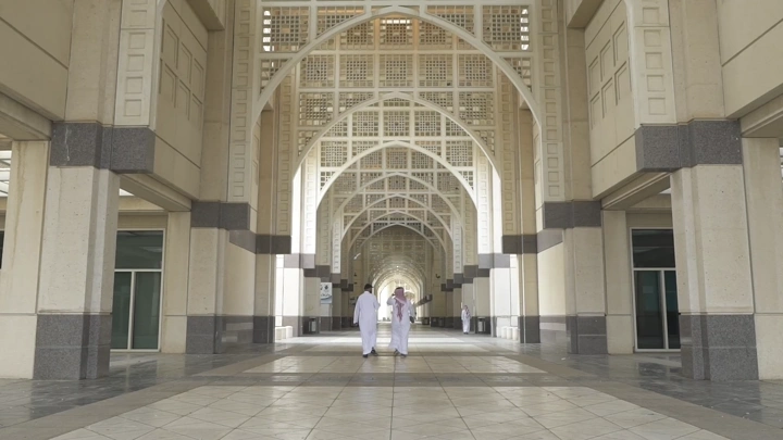 ممر مقوس في جامعة، لقطة من مستوى الأرض.