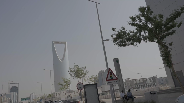 برج في الرياض في يوم غائم، لقطة من الشارع.