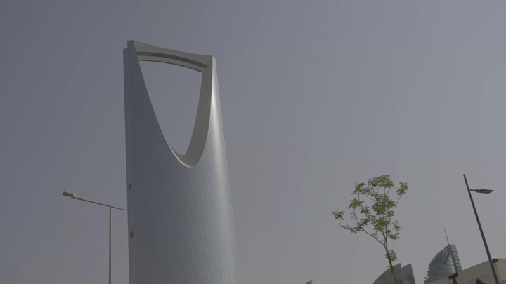 برج المملكة في الرياض تحت سماء صافية، لقطة من الأسفل.