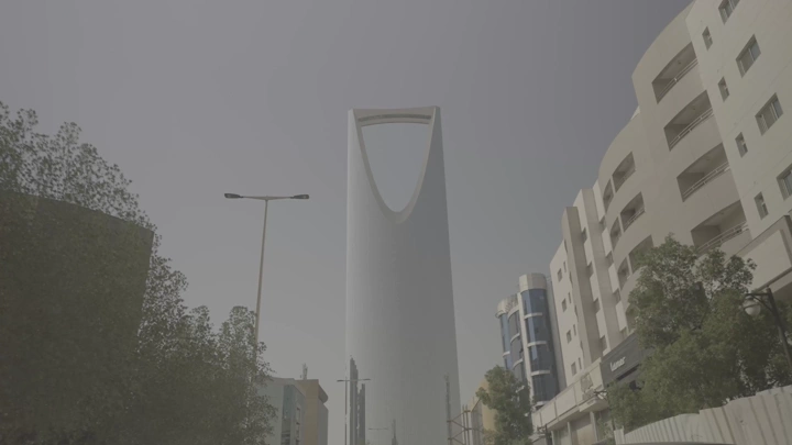 برج المملكة في الرياض، تصوير من مستوى الشارع.