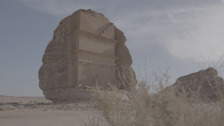 لقطة صخرية في العلا تحت سماء صافية، لقطة أرضية.