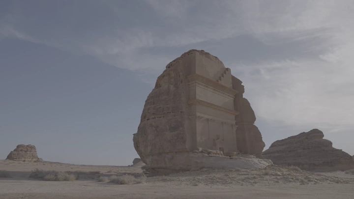 لقطة صخرية في العلا تحت سماء غائمة، لقطة نهارية.