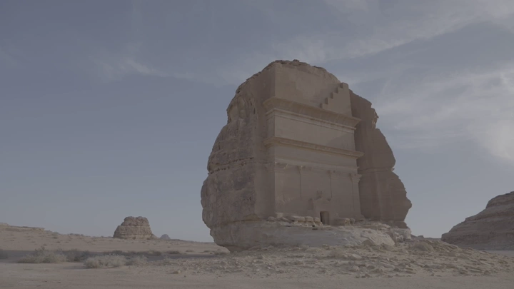 لقطة صخرية في العلا تحت سماء صافية، لقطة أرضية.